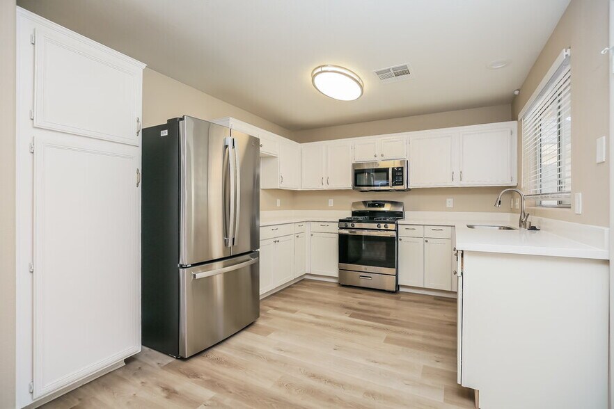 Building Photo - 4375 Coyote Crest Ct