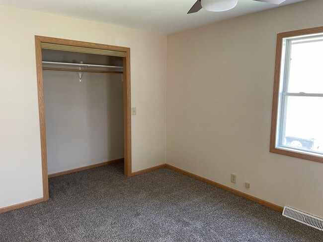 Building Photo - 1 Bedroom, 1 Bath Single Family Home in Clinton, IA