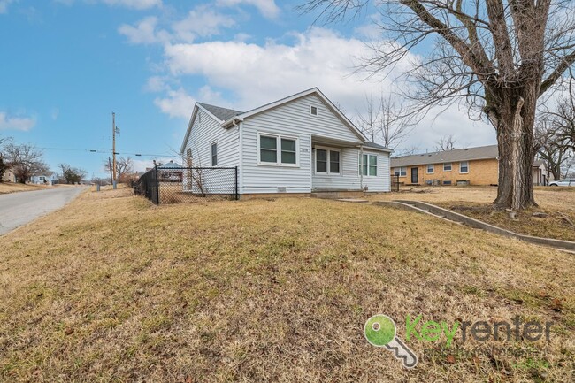 Building Photo - Renovated 3 Bedroom 1 Bathroom, Section 8 ...