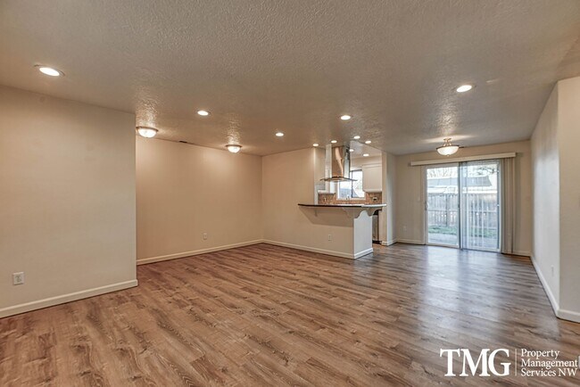 Building Photo - Tucked away 2 Bed 1 Bath Duplex in Hillsboro