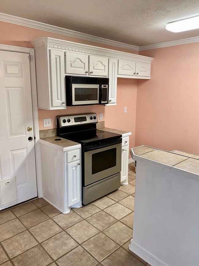 Building Photo - 3 bed, 2 bath for rent in Brandon!