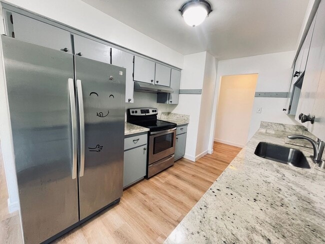 Building Photo - $250 off First Months' Rent!!