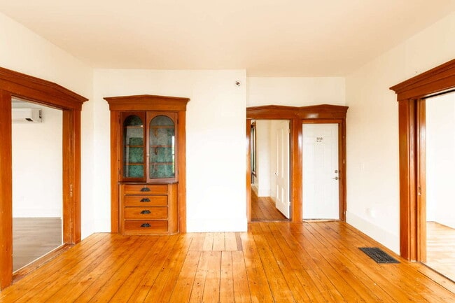 Building Photo - Walk to Downtown Norway from This Bright, Beautifully Renovated First-Floor Apartment