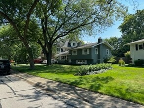 Building Photo - 916 Lilac Ln