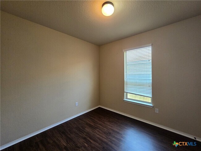 Building Photo - 697 Creekside Cir