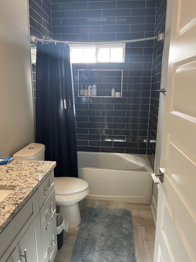 Building Photo - Convenient Living in West End