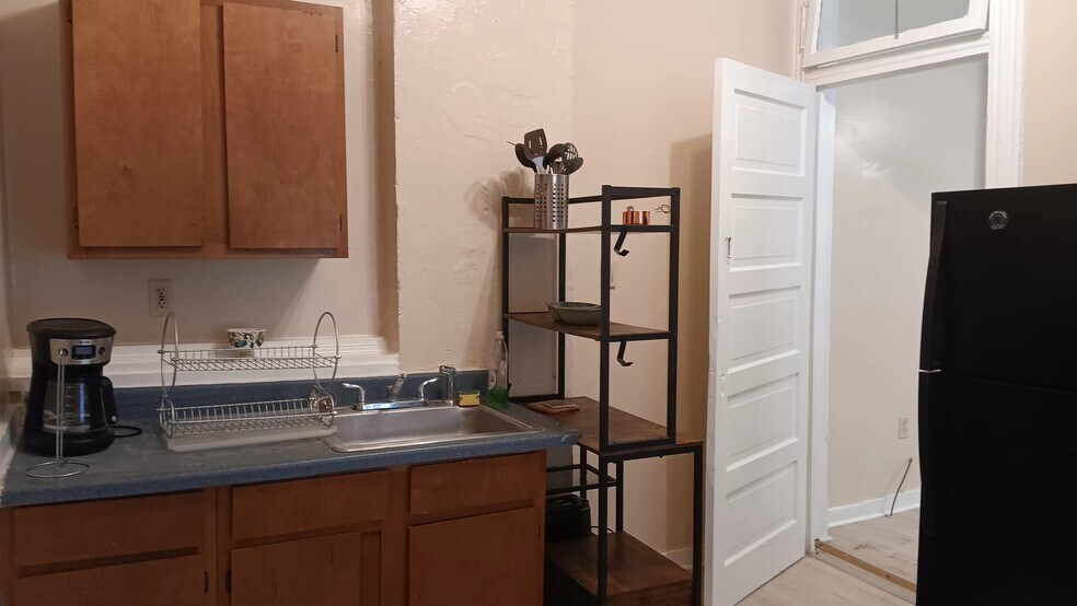 Kitchen Sink - 1934 Fern St