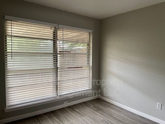 Building Photo - 13722 Flagstone Ln