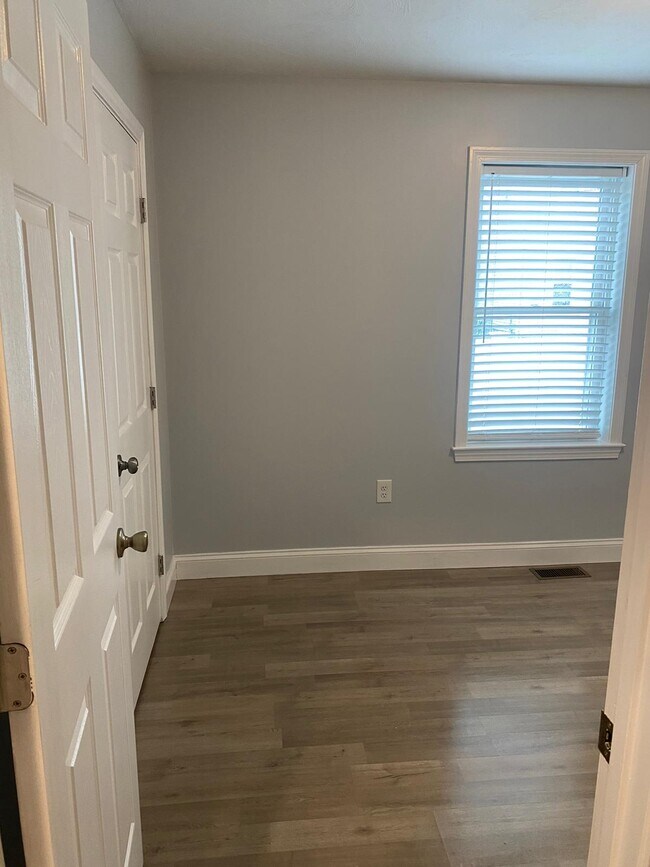 Building Photo - 547 Main St