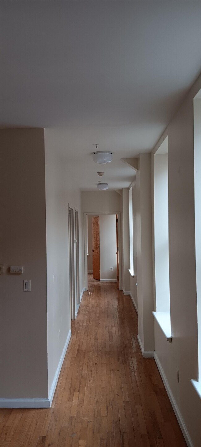 Building Photo - 143 E State St