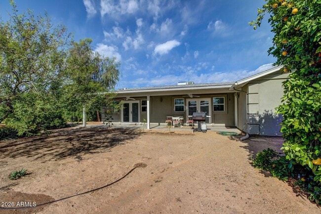 Building Photo - 6012 W Grovers Ave