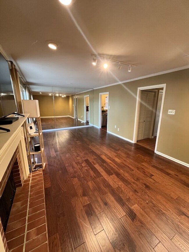Building Photo - Elegant Colonial Style 2 Bedroom 2 and a half Bathroom Townhome in Little Rock