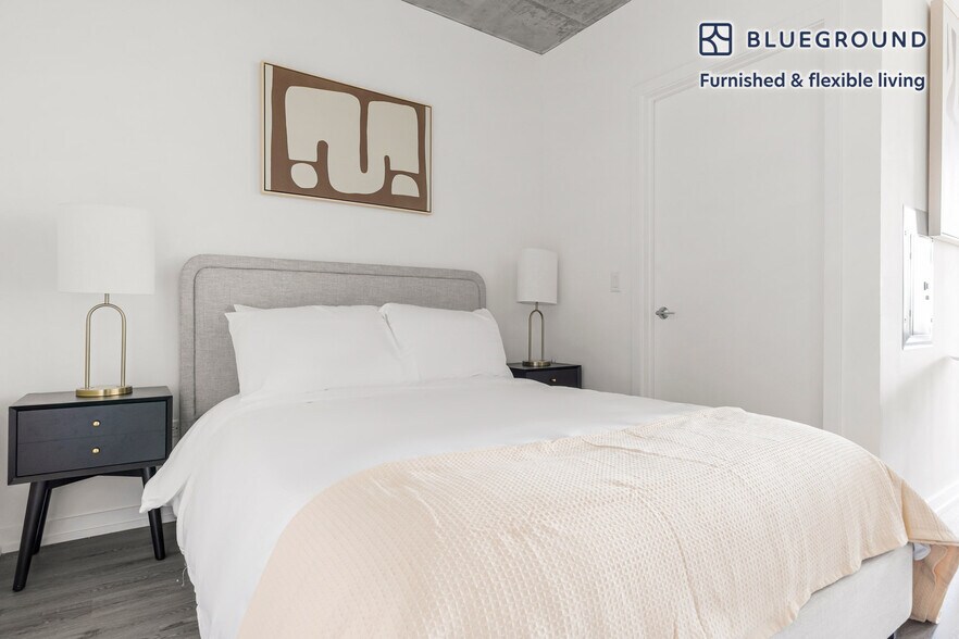 Building Photo - 460 W Chicago Ave