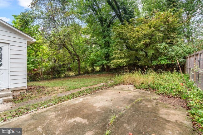 Building Photo - 715 Anderson Ave