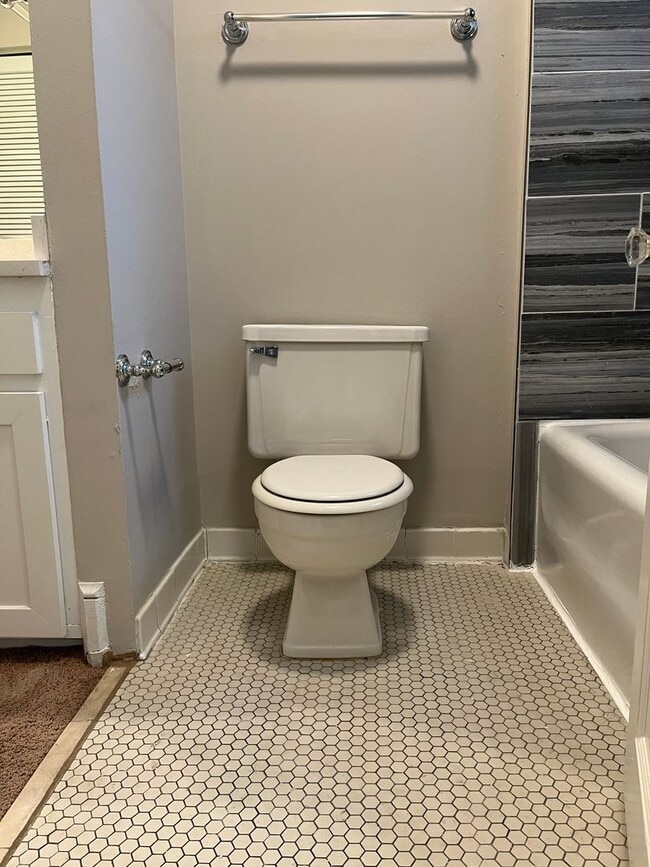 Building Photo - Very Spacious 2/2.5 Condo w/ Off-Street Pa...