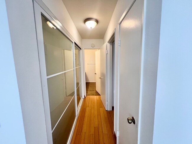 Building Photo - Roomy Signal Hill condo in Hillside Pines ...