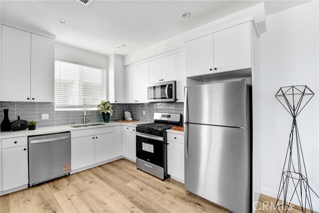 Building Photo - 11954 Vanowen St