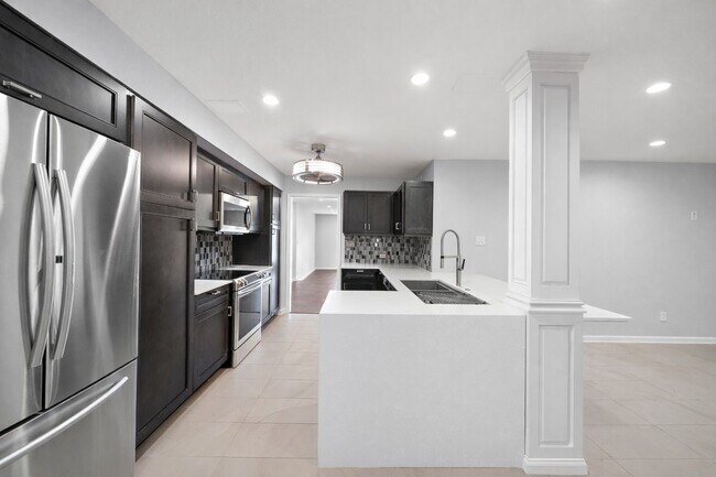 Building Photo - 8954 Chatsworth Dr