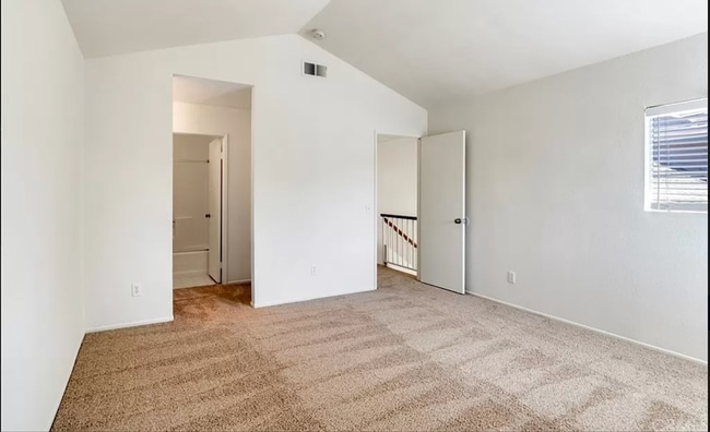 Building Photo - 2 bedroom, 2.5 bath