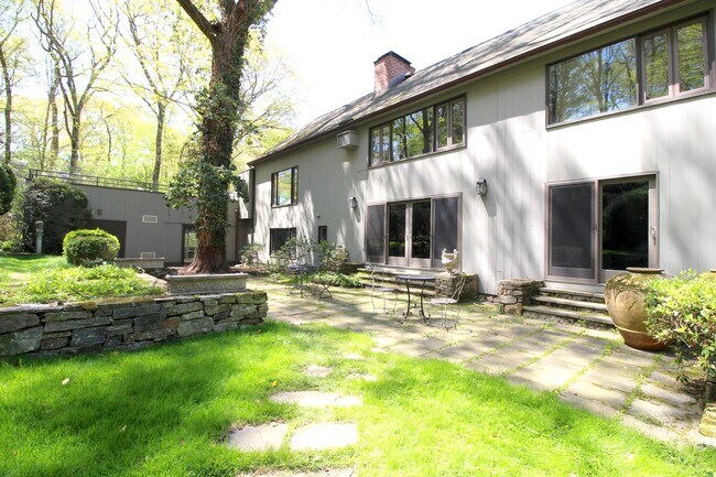 Building Photo - 8 Bayberry Ridge Rd