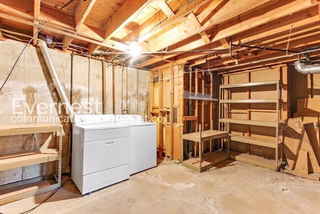 Building Photo - 4 Bed, 3 Bath Home with Fenced Yard & Garage / Available Soon!