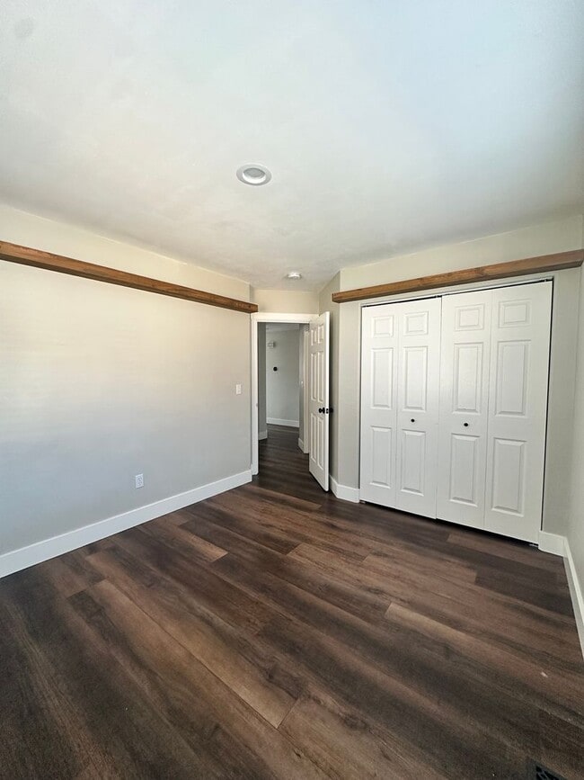 Building Photo - Spacious Multi-Generational Home with Stunning Views – 5 Bed, 3 Bath