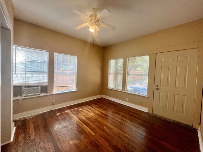 Building Photo - AMAZING!! 1 Bedroom 1 Bathroom Duplex In Highland Park!