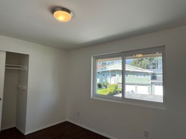 Building Photo - Completely Refreshed 4-Bedroom Shoreline Home