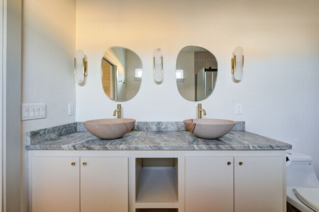 Building Photo - Unique home in OKC