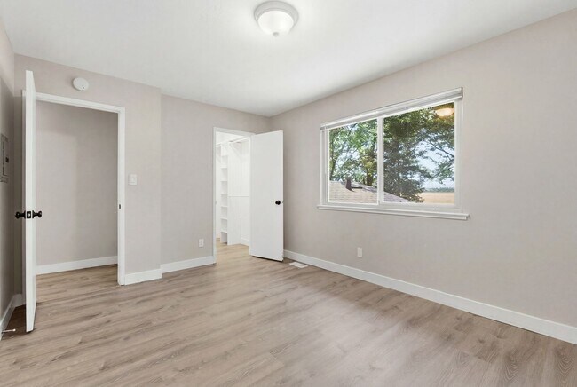 Building Photo - Fully Updated 2 Bedroom 1 Bath Condo