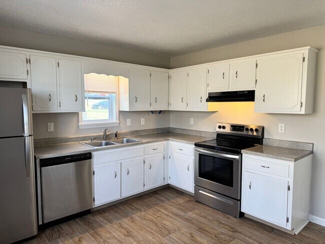 Building Photo - Nicely Updated Home MOVE IN READY!