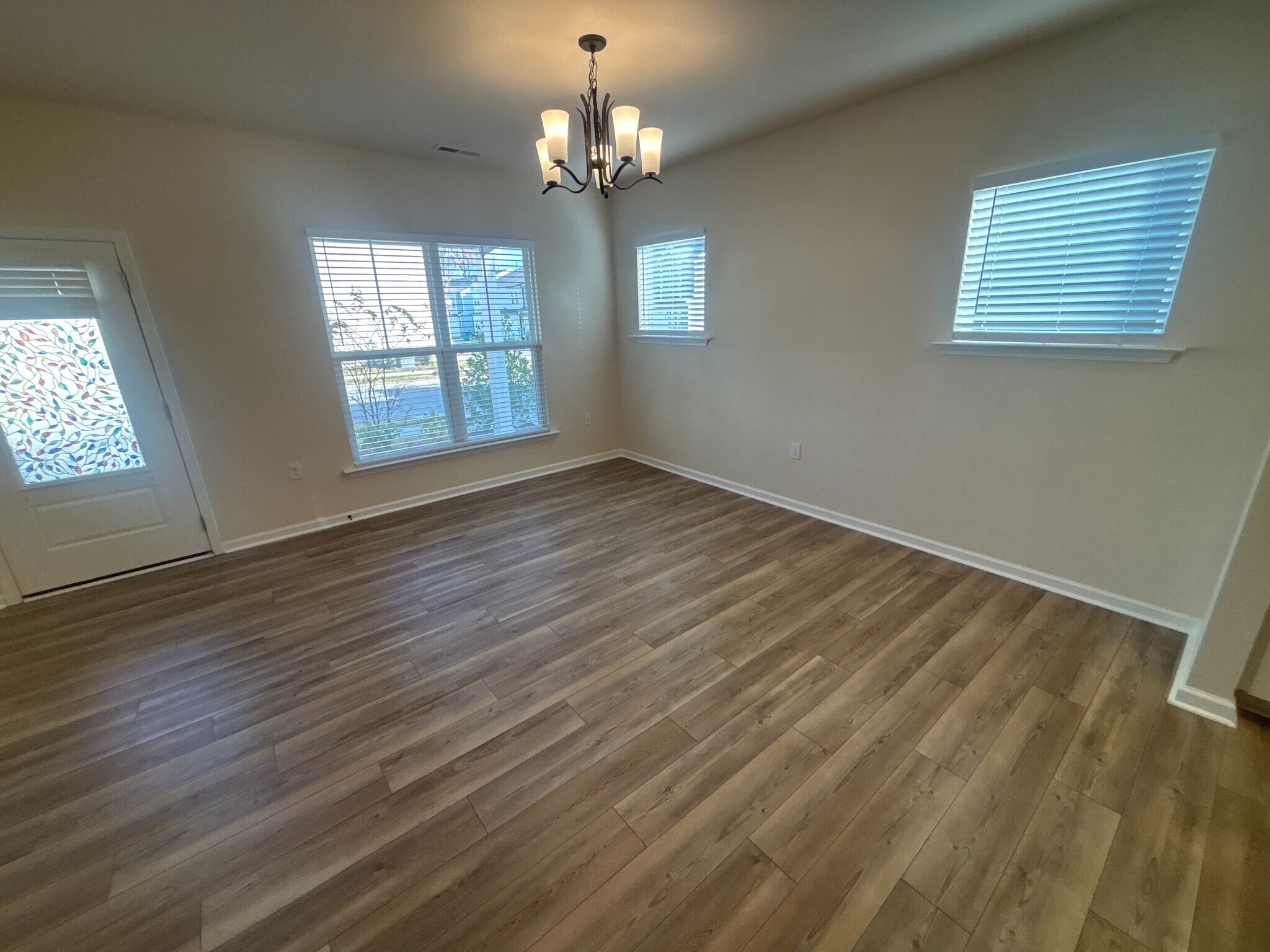 Building Photo - Room in House on Hedge Maple Dr