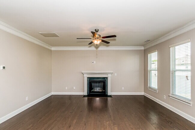 Building Photo - 61 Roterham Dr