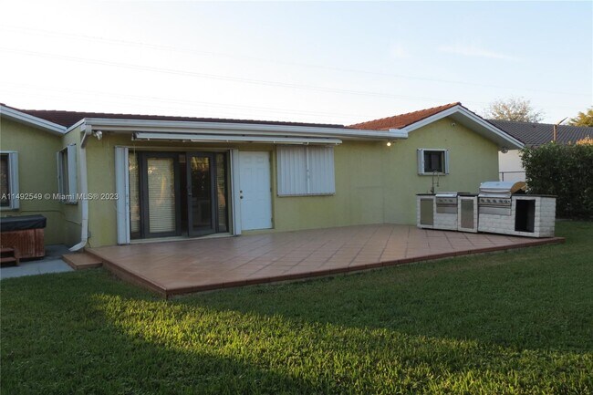 Building Photo - 925 SW 94th Ct