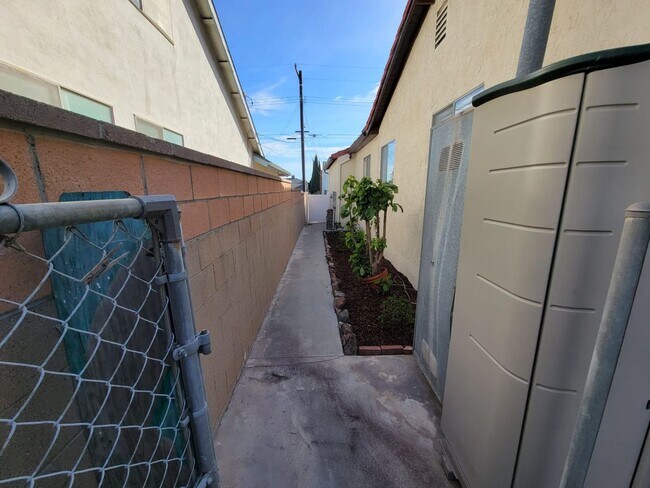 Building Photo - Torrance - 3 bd / 2 ba Home! GREAT LOCATION!!