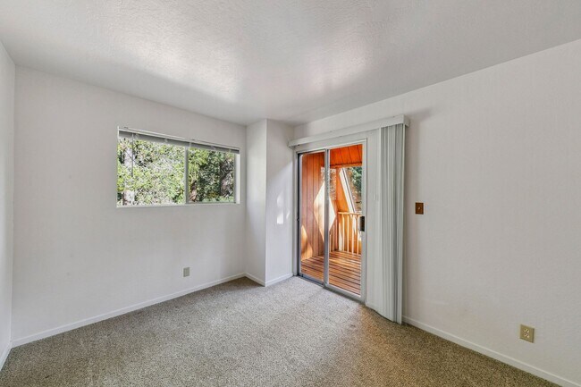 Building Photo - 993 Woodchuck Ct
