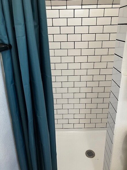 Shower - 7928 Calle de la Plata