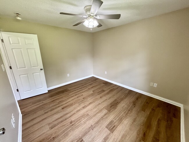 Building Photo - 5317 Beechwood Dr