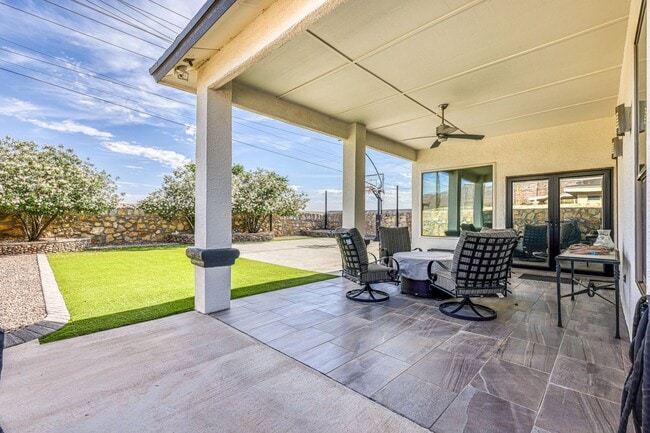 Building Photo - We have a beautiful home fully furnished with 3 bedroom-2 baths plus theater room (or a 4 bed room)