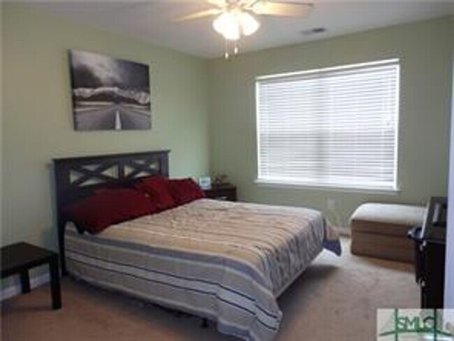 Building Photo - Beautiful 3 bed 2.5 bath/ Screened Porch/ ...