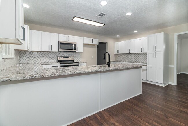 Building Photo - 4375 Lake Idylwilde Dr