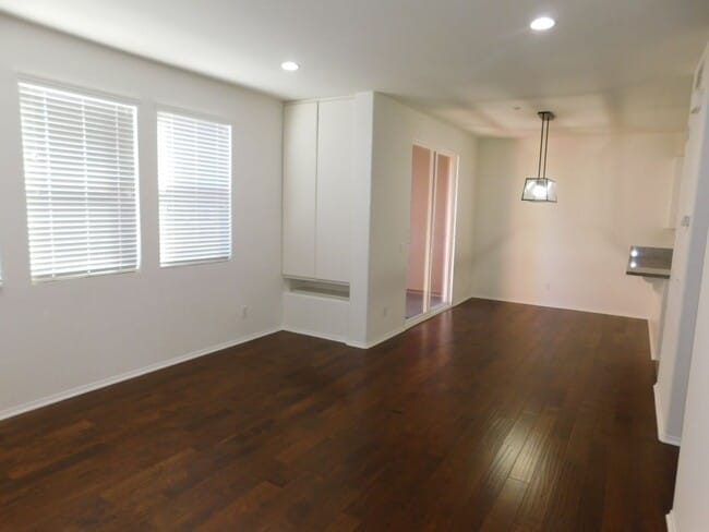 Building Photo - Beautiful Tri Level 2 Bed 2.5 Bath Single ...