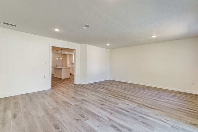 Building Photo - 16813 Glen Eagle Dr N