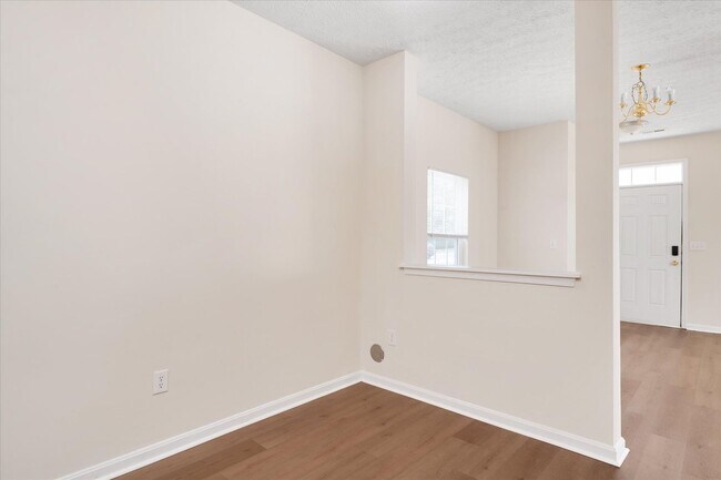 Building Photo - Beautiful End-Unit Townhome for Rent