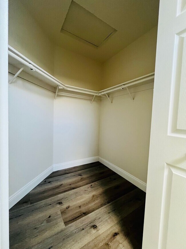 Building Photo - $2450 - 3 Bed/2 Bath Home in a Beautiful Neighborhood