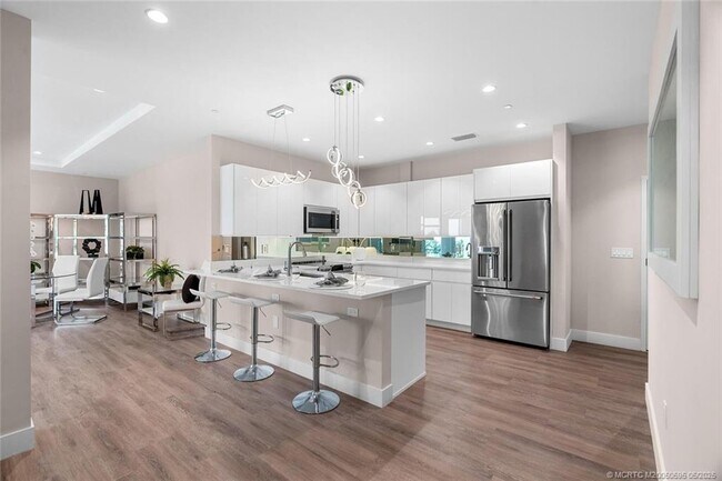 Building Photo - 41 SW Seminole St