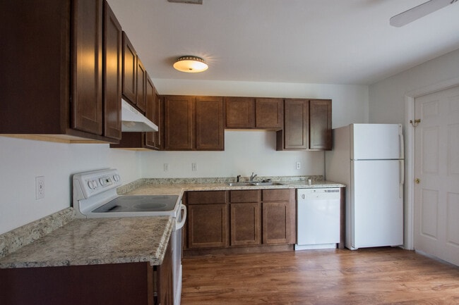 Building Photo - Just Listed 2/1 half duplex home!
