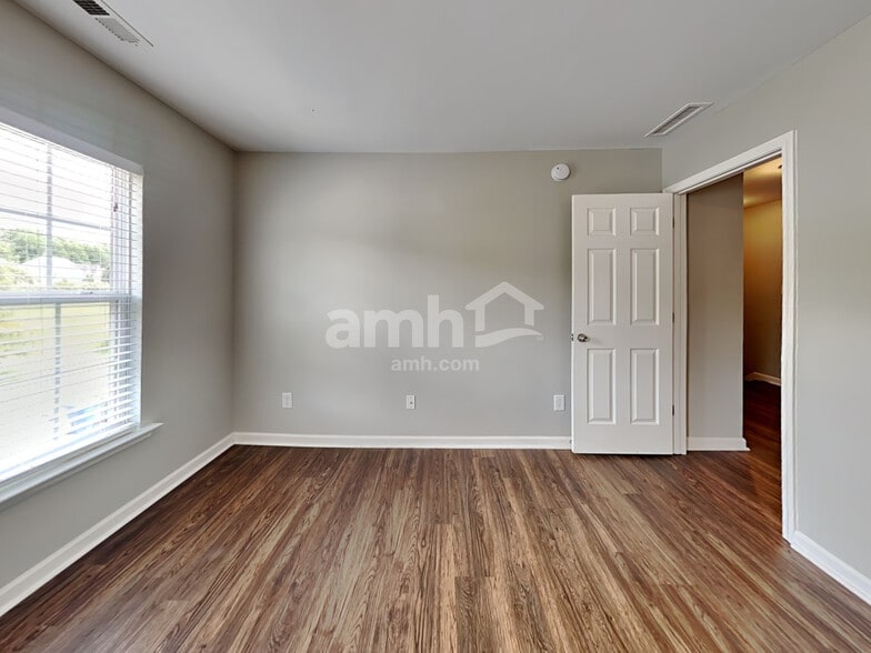 Building Photo - 1525 Essexwood Dr