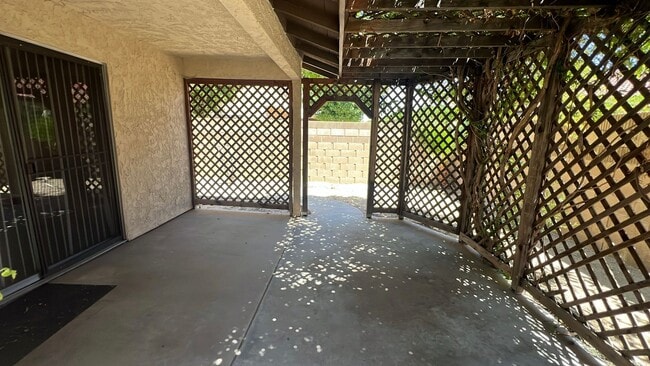 Building Photo - (APPLICATION PENDING) Beautiful East Lanca...