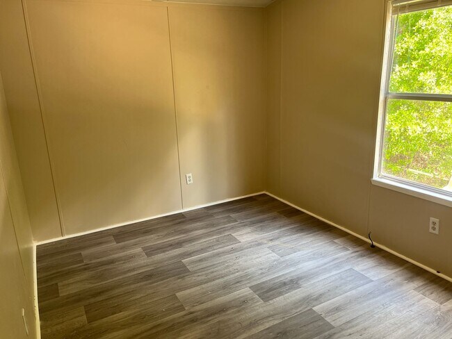 Building Photo - 3 Bed, 1 Bath Trailer